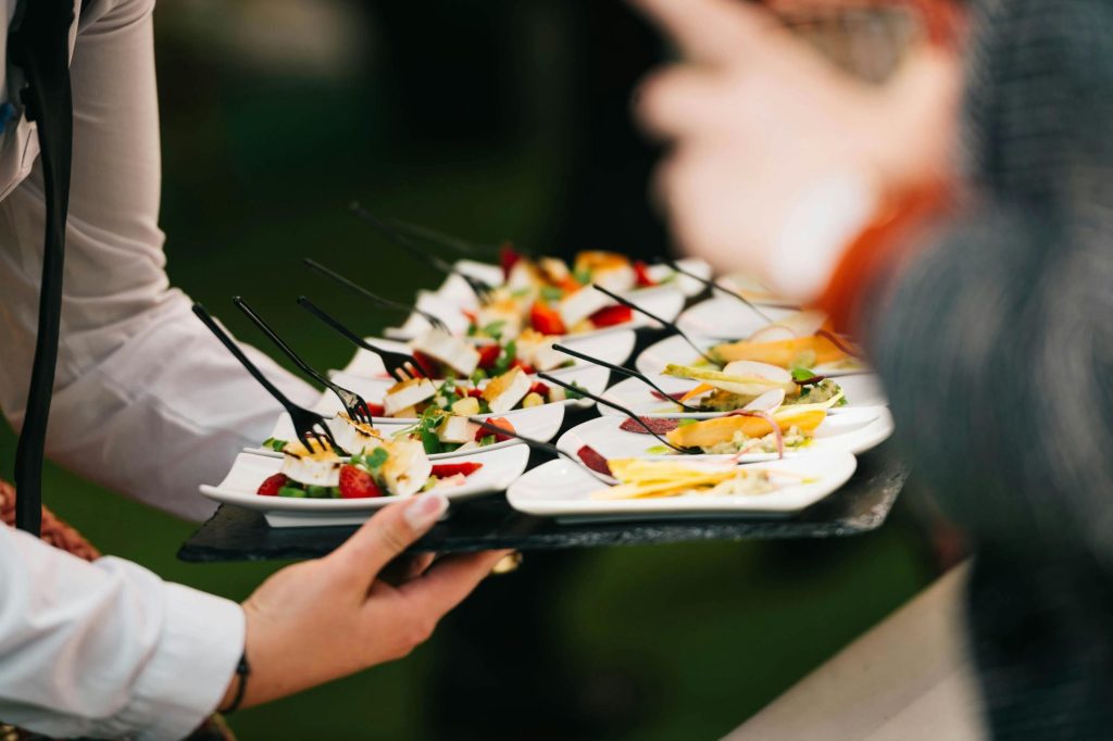 Service de cocktail apéritif avec bouchées gourmandes par traiteur à Saint-Tropez et Cogolin pour événement privé ou professionnel