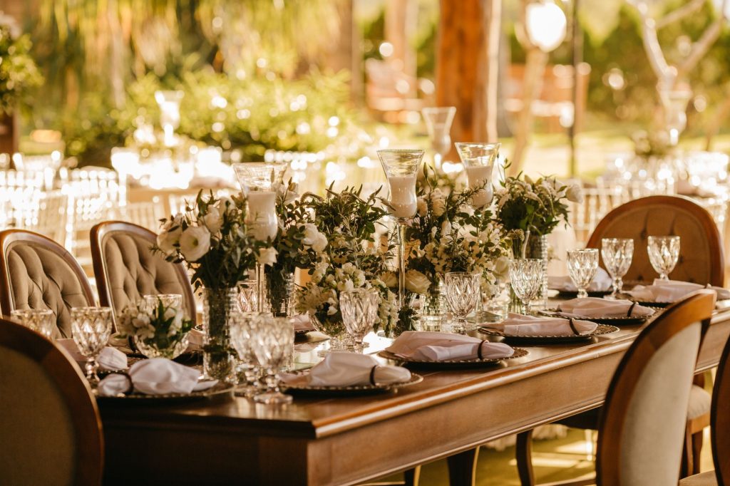 Table de mariage dressée pour réception luxe avec traiteur sur le Golfe de Saint-Tropez et Ramatuelle, dîner d’exception en extérieur