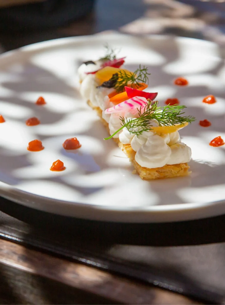 Bouchées cocktail gastronomiques pour mariage avec traiteur sur le Golfe de Saint-Tropez et Gassin, vin d’honneur et réception haut de gamme