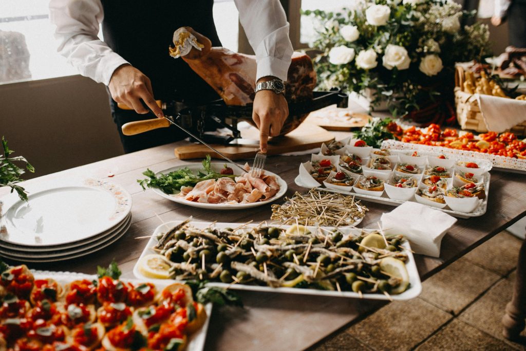 Buffet cocktail avec animation culinaire et découpe de jambon par traiteur à Saint-Tropez et Gassin pour réception haut de gamme