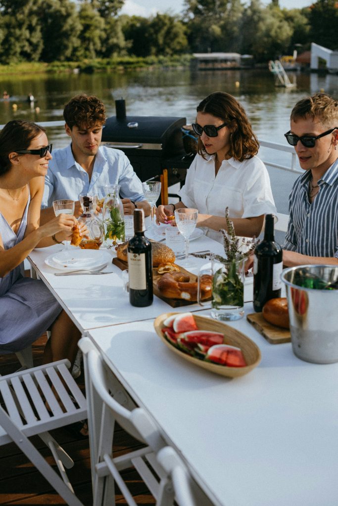 Repas yachting pour équipage de yacht avec traiteur sur le Golfe de Saint-Tropez et Sainte-Maxime, service en mer et cuisine sur mesure. Cruising. Crew food
