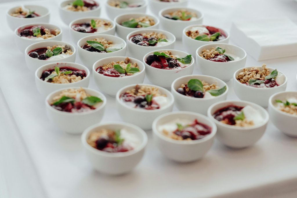 Desserts et mignardises en verrines préparés par un traiteur cheffe Emilie Myotte à Saint-Tropez et Ramatuelle pour buffet sucré, brunch ou cocktail événementiel