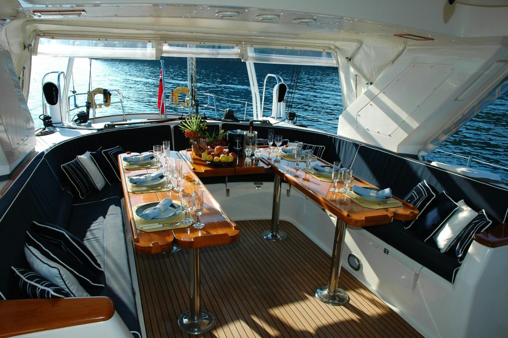 Expérience gastronomique à bord d’un yacht dans le Golfe de Saint-Tropez